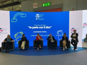 Fipe-Confcommercio al fianco delle persone con disturbi del linguaggio: presentato a Host il progetto “Io parlo con il dito”